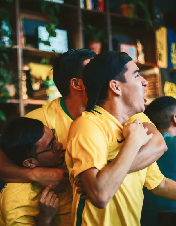 Grupo de hombres emocionados viendo un partido