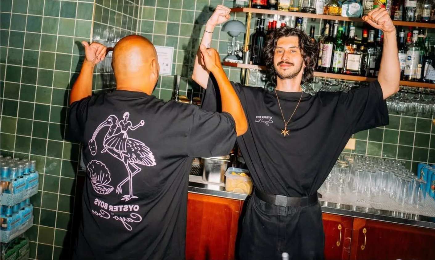 Dos hombres posando con los bazos levantados
