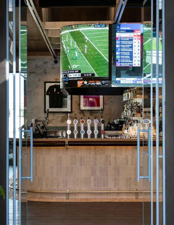 Sports bar transmitiendo un partido