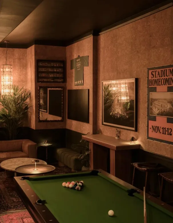 Esquina de un sports bar con sillones y mesa de billar