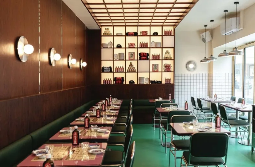 Restaurante con mesas y taburetes