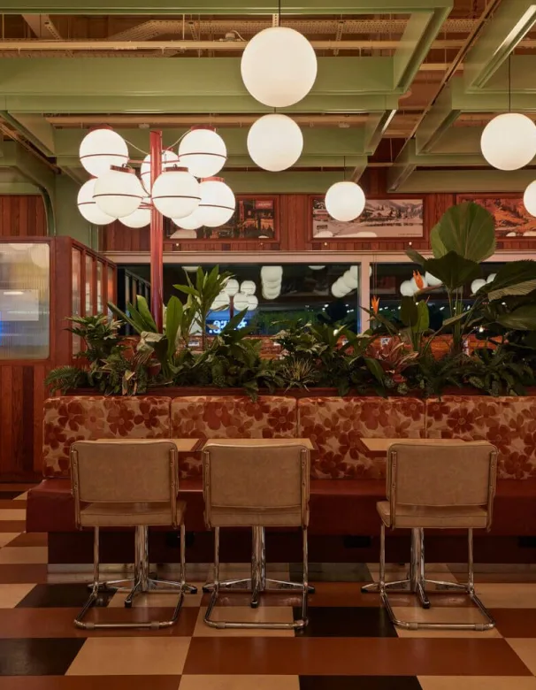 Restaurante con lamparas en forma de esfera
