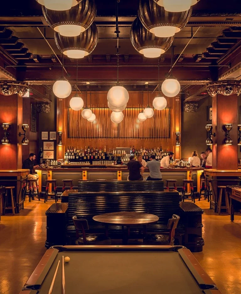 Restaurante con mesa de billar y bar